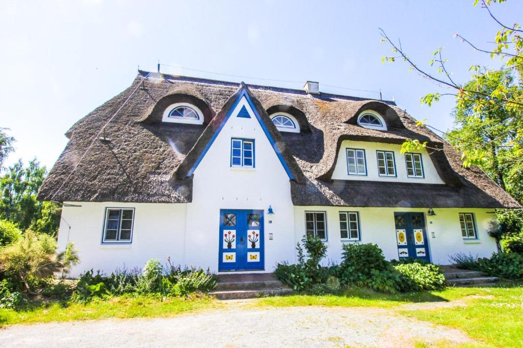 an old house with a thatched roof at Strandmuschel in Zingst