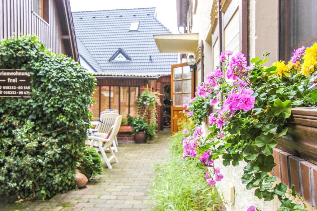 - un jardin fleuri sur le côté du bâtiment dans l'établissement Likedeeler 5, à Zingst