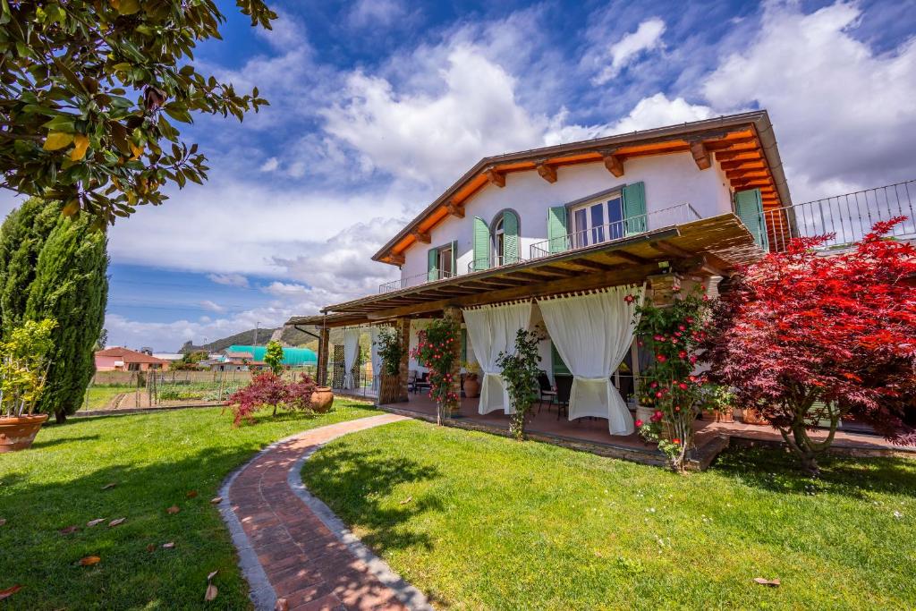 una casa con jardín y patio de césped en Villa Clara few km from the sea - Happy Rentals en Pietrasanta