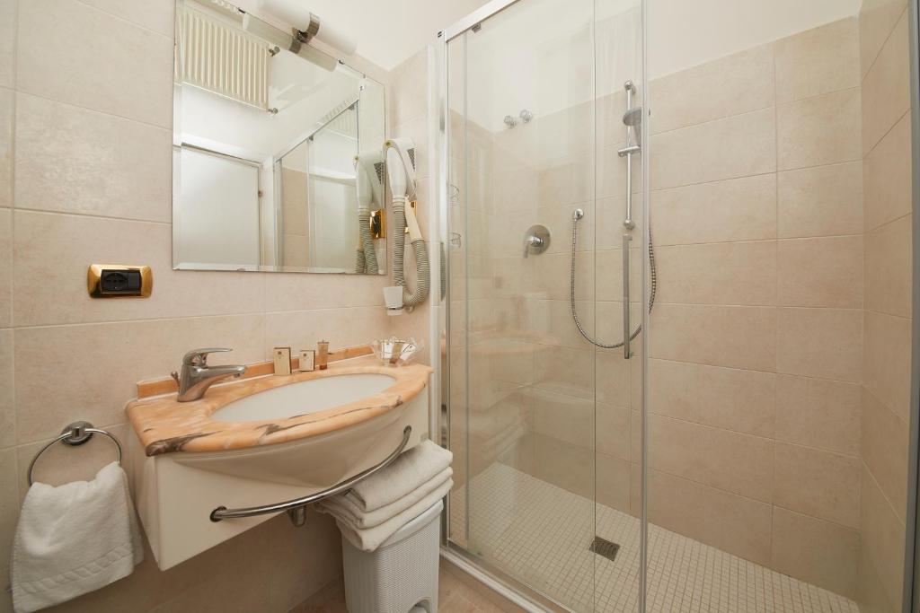 Koupelna v ubytování Hotel Vienna Ostenda e Ristorante il Danubio