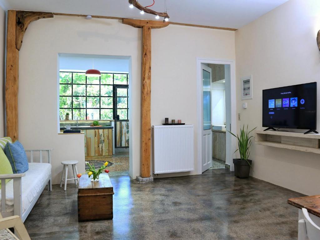 Televízia a/alebo spoločenská miestnosť v ubytovaní Tramezzo Designer's House