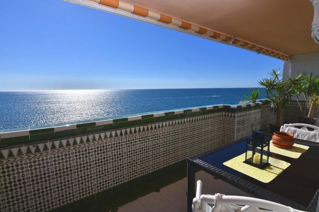 einen Balkon mit Meerblick in der Unterkunft Apartamento en playa semi-privada in Benalmádena