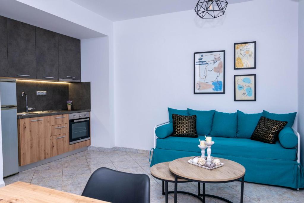 salon z niebieską kanapą i stołem w obiekcie Vista Del Mare 1 w mieście Nea Roda