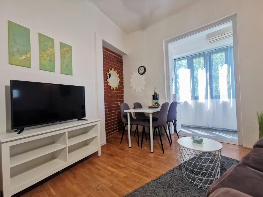 Televízia a/alebo spoločenská miestnosť v ubytovaní Apartment Bačvice in Split