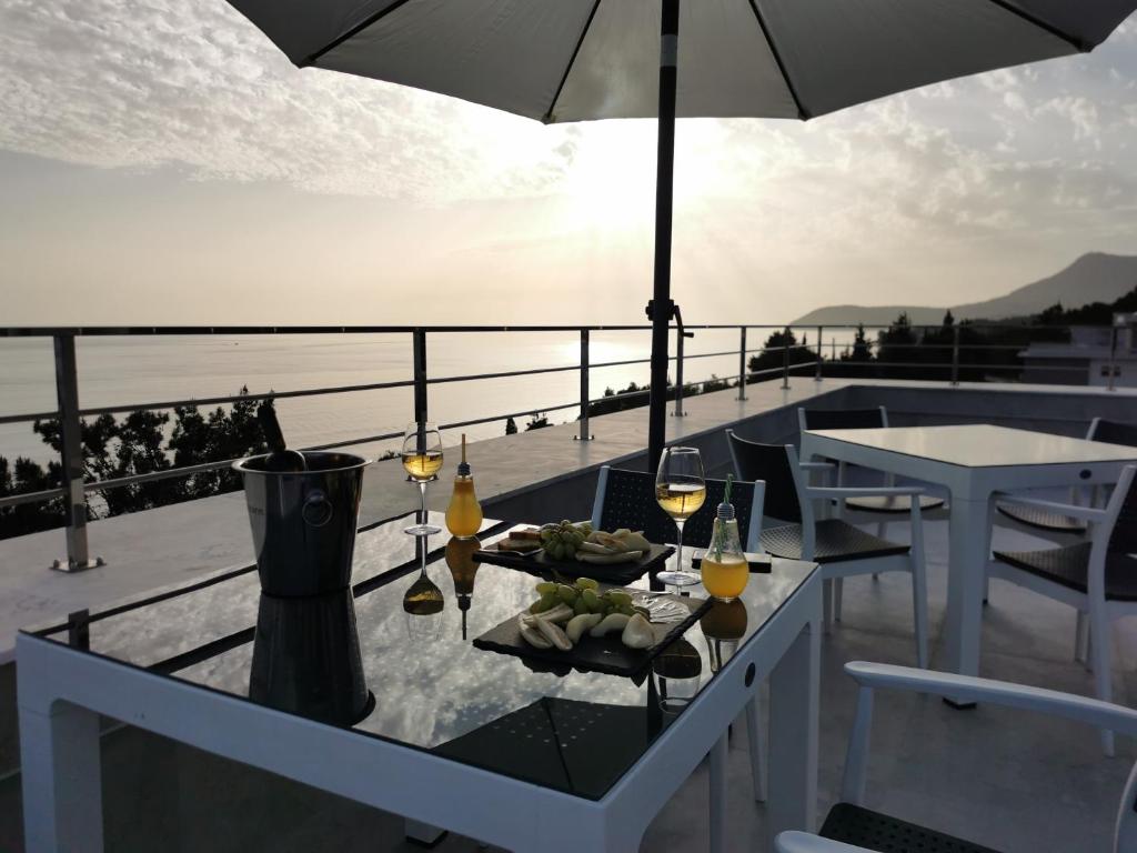 uma mesa com copos de vinho na varanda em Hotel MonteNino em Bar