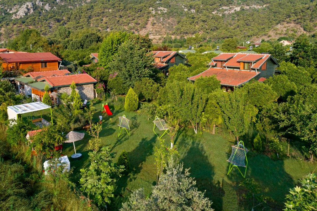 una vista aérea de una casa con árboles y casas en Flora Pansiyon Çıralı, en Kemer