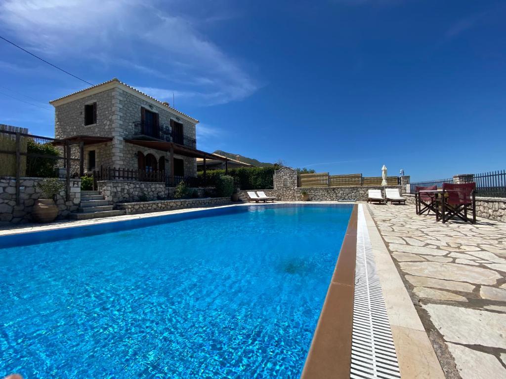 una piscina frente a una casa en Lefkada Villas by Omikron Selections en Vavkerí