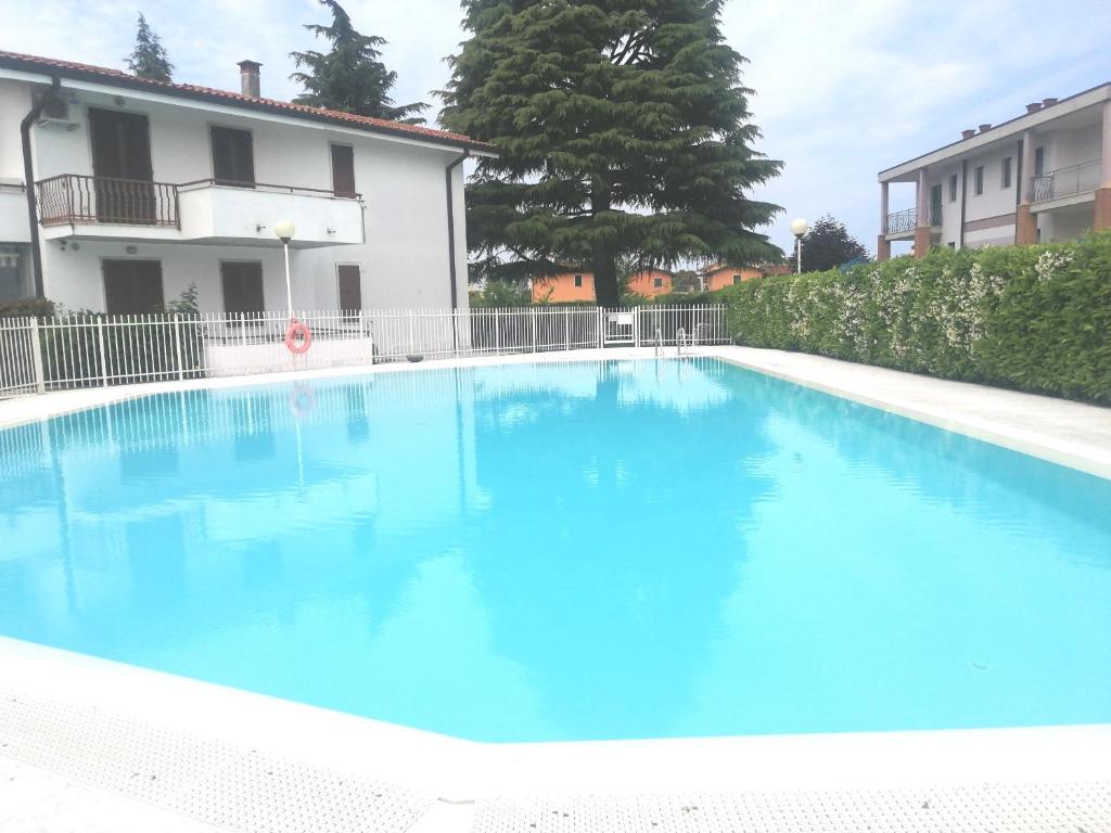 Majoituspaikassa Appartamento a Peschiera del Garda con piscina tai sen lähellä sijaitseva uima-allas