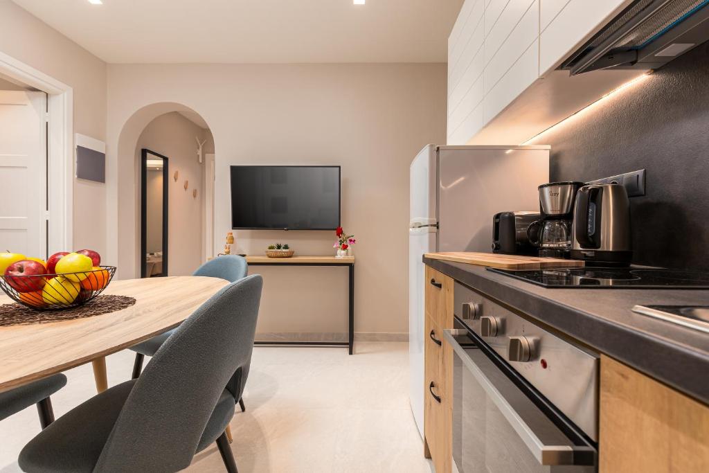 Kuchyň nebo kuchyňský kout v ubytování Rapanos Apartments