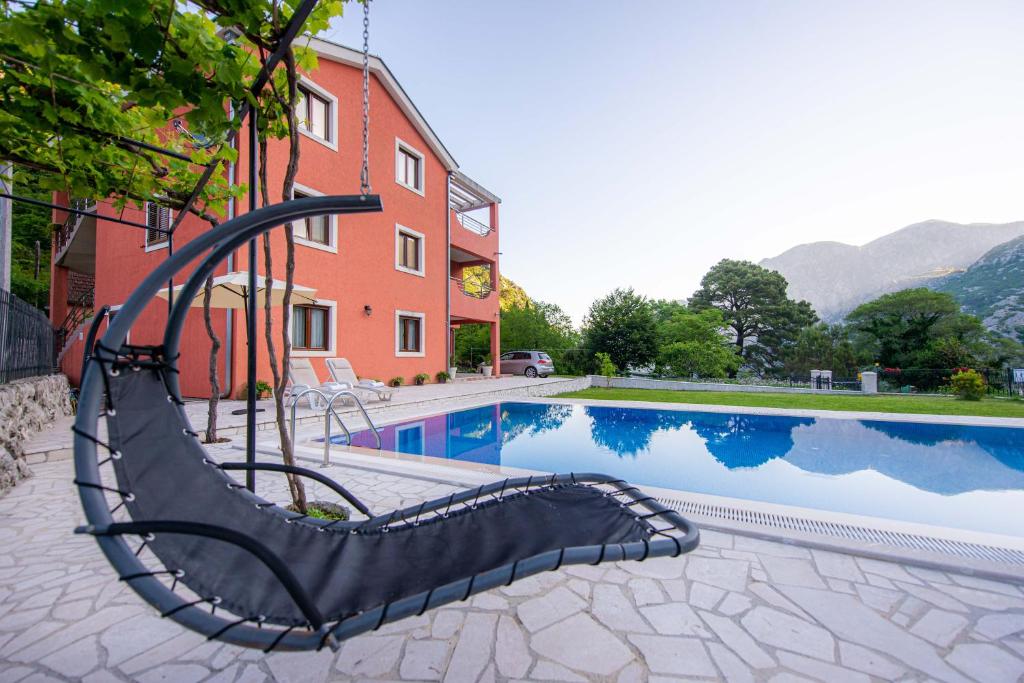 un toboggan en face d'un bâtiment avec piscine dans l'établissement Milas Trojica Kotor, à Kotor