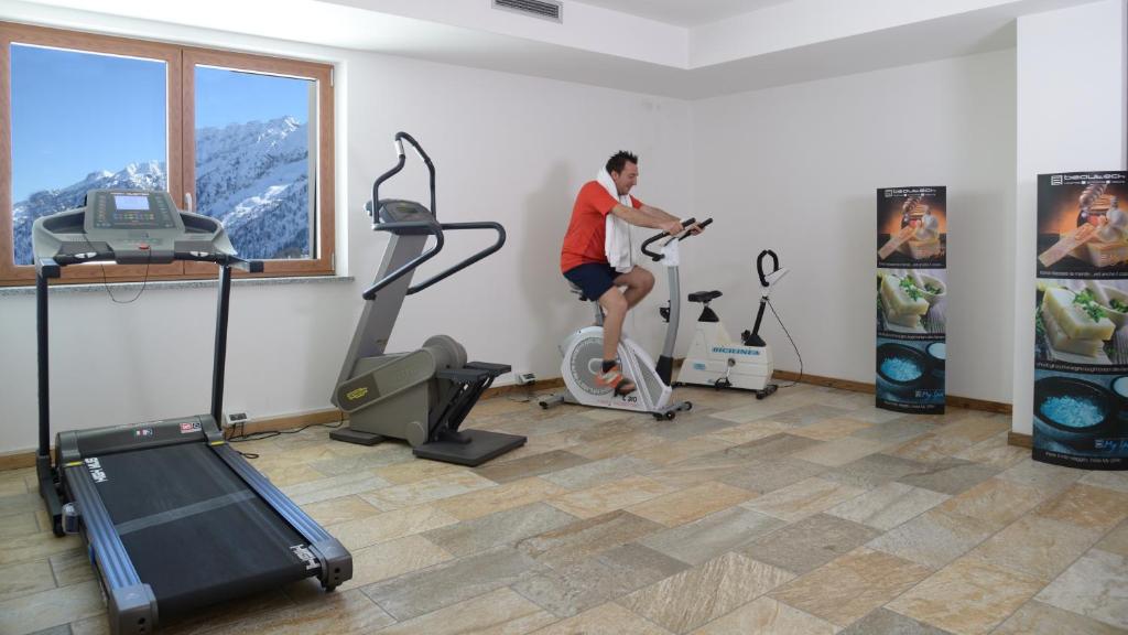 Posilňovňa alebo fitness centrum v ubytovaní Hotel Gardenia