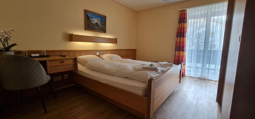 Postel nebo postele na pokoji v ubytování Hotel Falknerei Galina