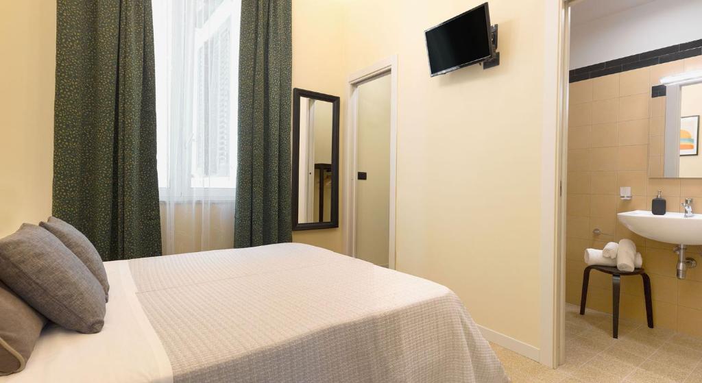 A bed or beds in a room at Antista Rooms