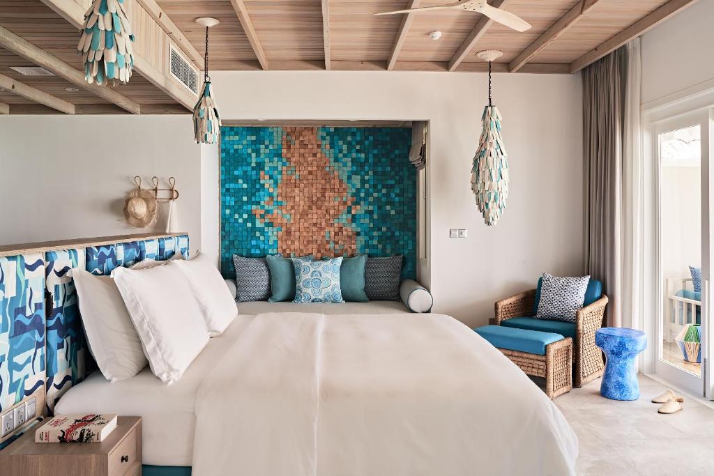 Postel nebo postele na pokoji v ubytování Finolhu Baa Atoll Maldives, a Member of Design Hotels