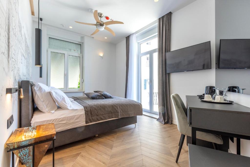 um quarto com uma cama, uma mesa e uma secretária em Casa Costabella em Split