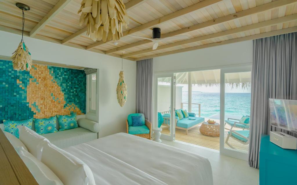 TV a/nebo společenská místnost v ubytování Finolhu Baa Atoll Maldives, a Member of Design Hotels