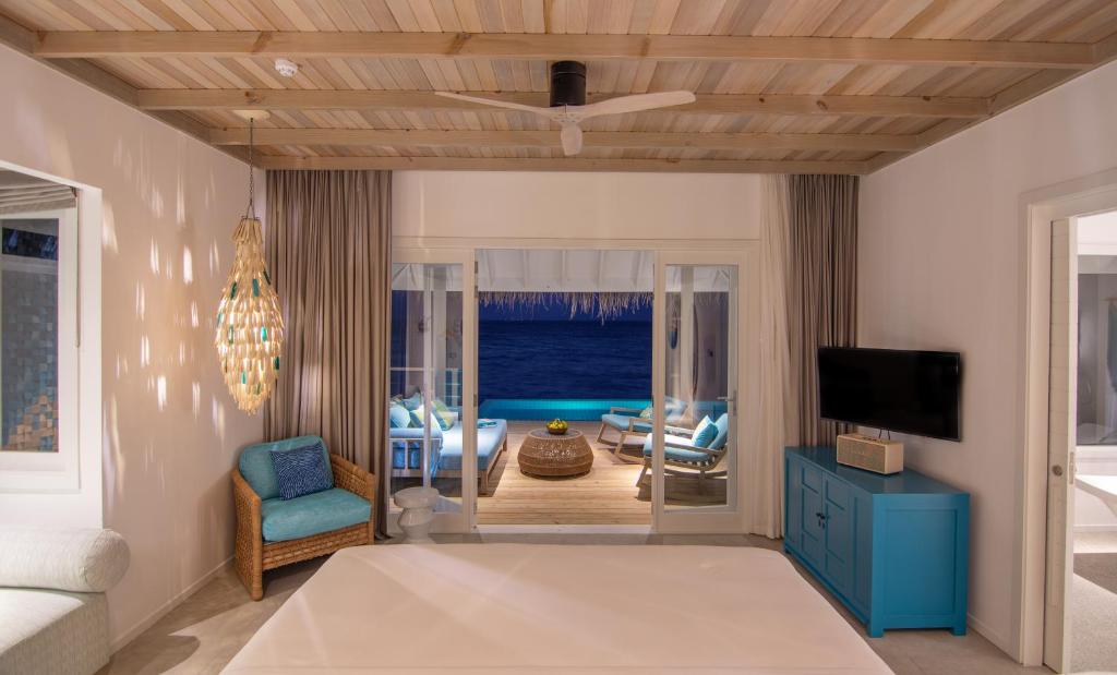 TV a/nebo společenská místnost v ubytování Finolhu Baa Atoll Maldives, a Member of Design Hotels