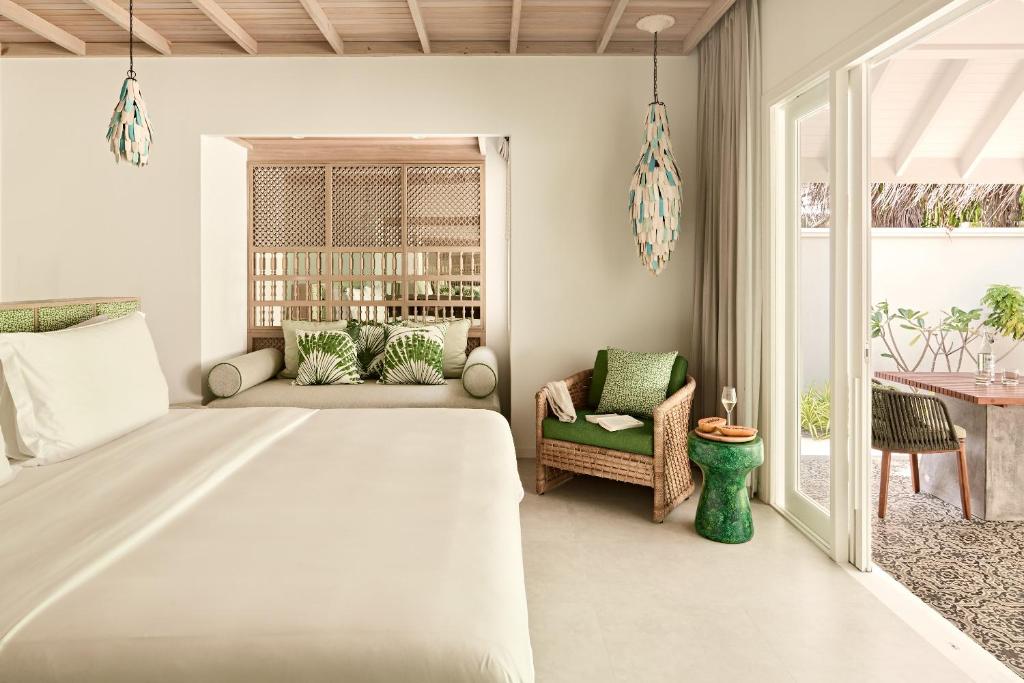 Postel nebo postele na pokoji v ubytování Finolhu Baa Atoll Maldives, a Member of Design Hotels