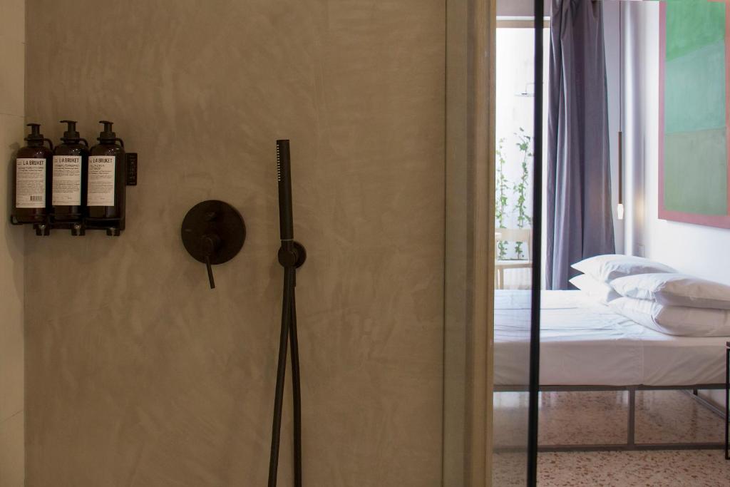 Postel nebo postele na pokoji v ubytování Fragile Hotel