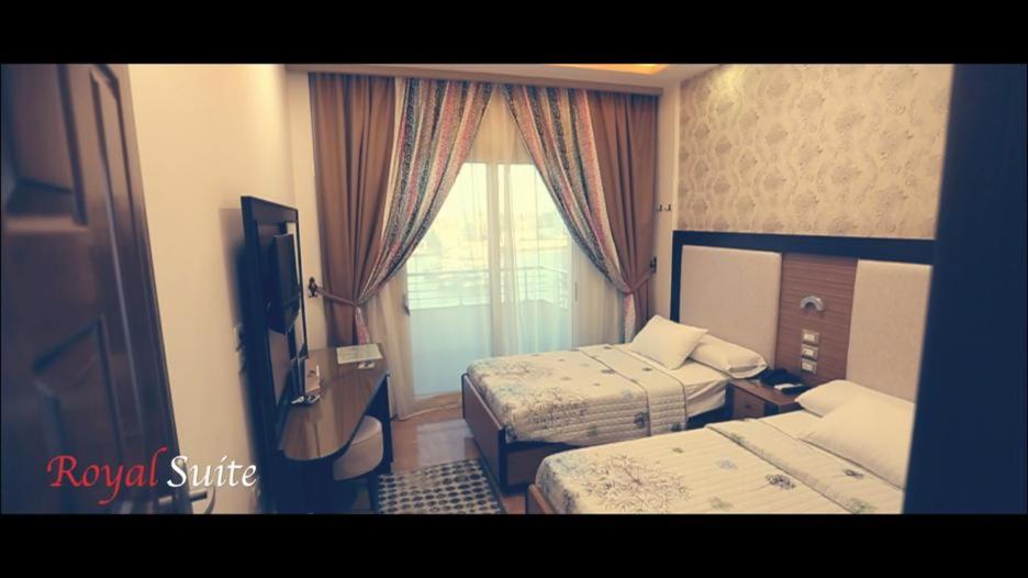 Postel nebo postele na pokoji v ubytování Dolphin Ras El-Bar Hotel