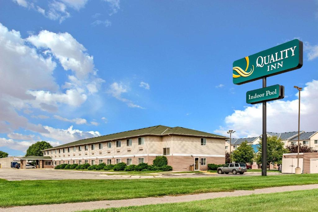 a building with a sign for a quality inn at Quality Inn & Suites in Mankato