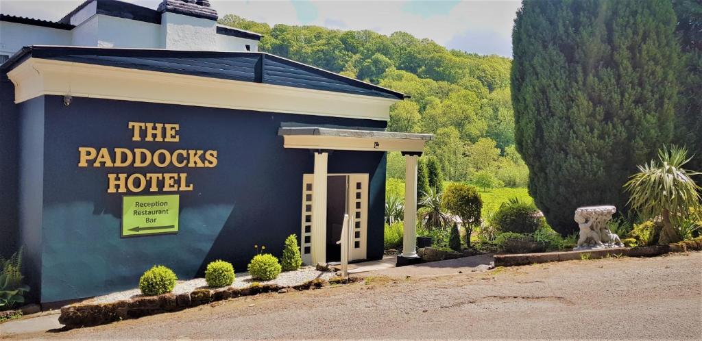 un bâtiment avec un panneau indiquant l'hôtel paddocks dans l'établissement The Paddocks Hotel, à Symonds Yat