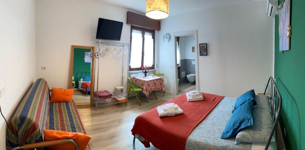 ein Schlafzimmer mit einem Bett und ein Wohnzimmer in der Unterkunft Il Gatto e il Cocker in Verona