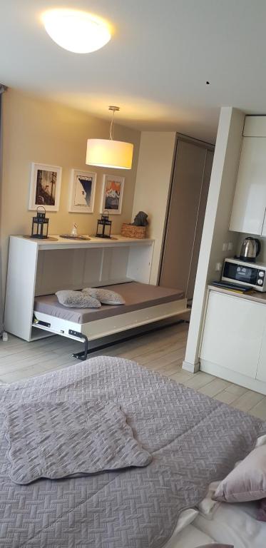 a bedroom with two beds and a kitchen in it at Apartament 25 Czarna Góra nr 5 Ischgl in Sienna