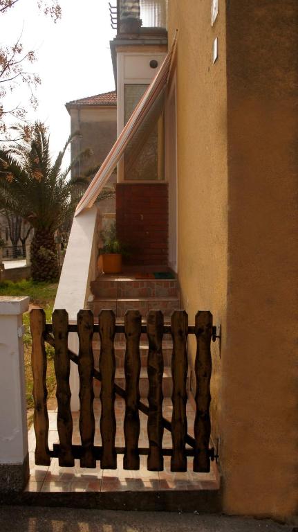 dom z drewnianą poręczą na schodach w obiekcie Iva new room with private bathroom w mieście Zadar