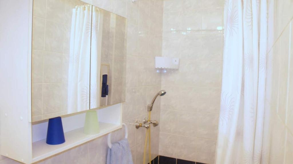 W łazience znajduje się prysznic z białą zasłoną prysznicową. w obiekcie Iva new room with private bathroom w mieście Zadar