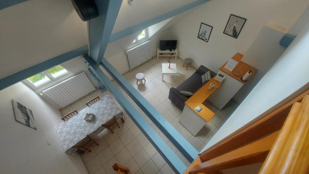 an overhead view of a living room and a kitchen at Appartement ESTAUBE Résidence les 3 cirques in Gèdre