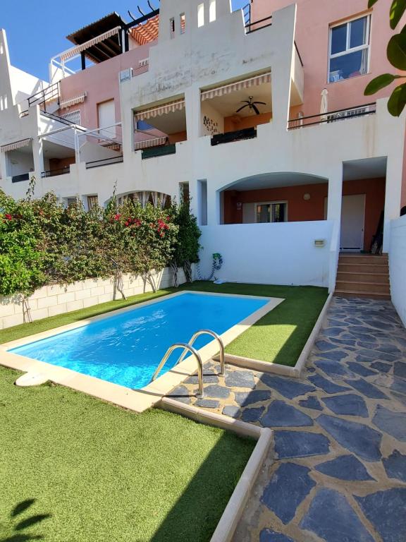 Bazén v ubytovaní BAJO en PRIMERA LÍNEA de VERA-PLAYA con piscina privada! alebo v jeho blízkosti