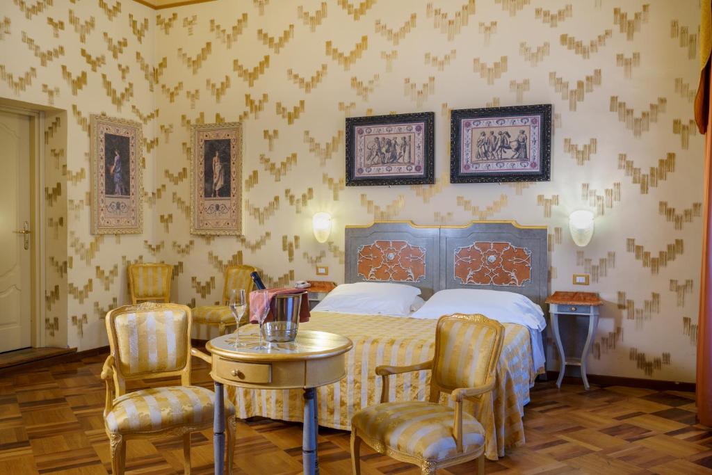 a living room filled with furniture and a table at Hotel La Rosetta in Perugia