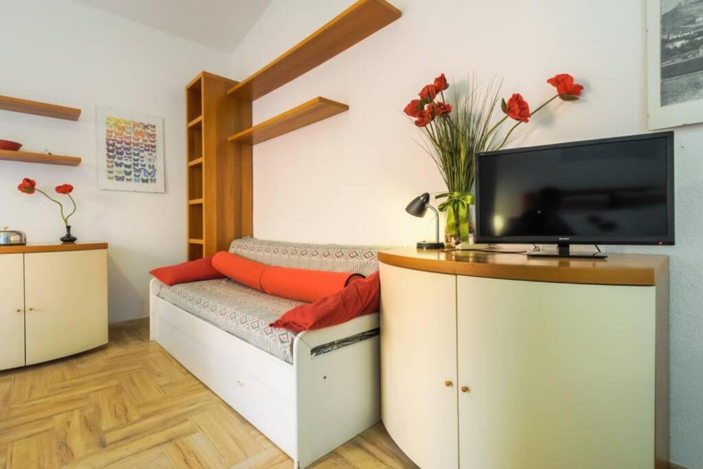 salon z ławką i telewizorem w obiekcie West Sardinia - Bosa w mieście Magomadas