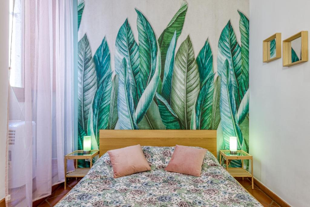 una camera con letto e un murale di foglie di Fiore di Roma - Campo de' Fiori a Roma