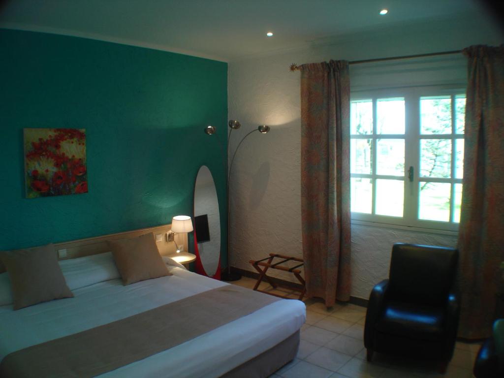 Postel nebo postele na pokoji v ubytování Logis Hôtel & Restaurant Le Fleurance