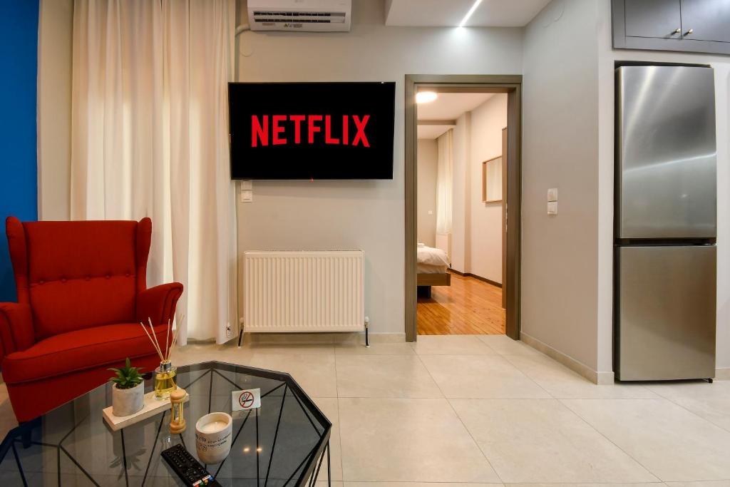Televízia a/alebo spoločenská miestnosť v ubytovaní Thessaloniki Center Luxury Apartment