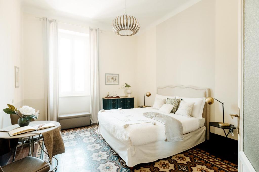 ヴェローナにあるLe Flaneur Vintage B&Bの白いベッドルーム(大型ベッド1台、テーブル付)