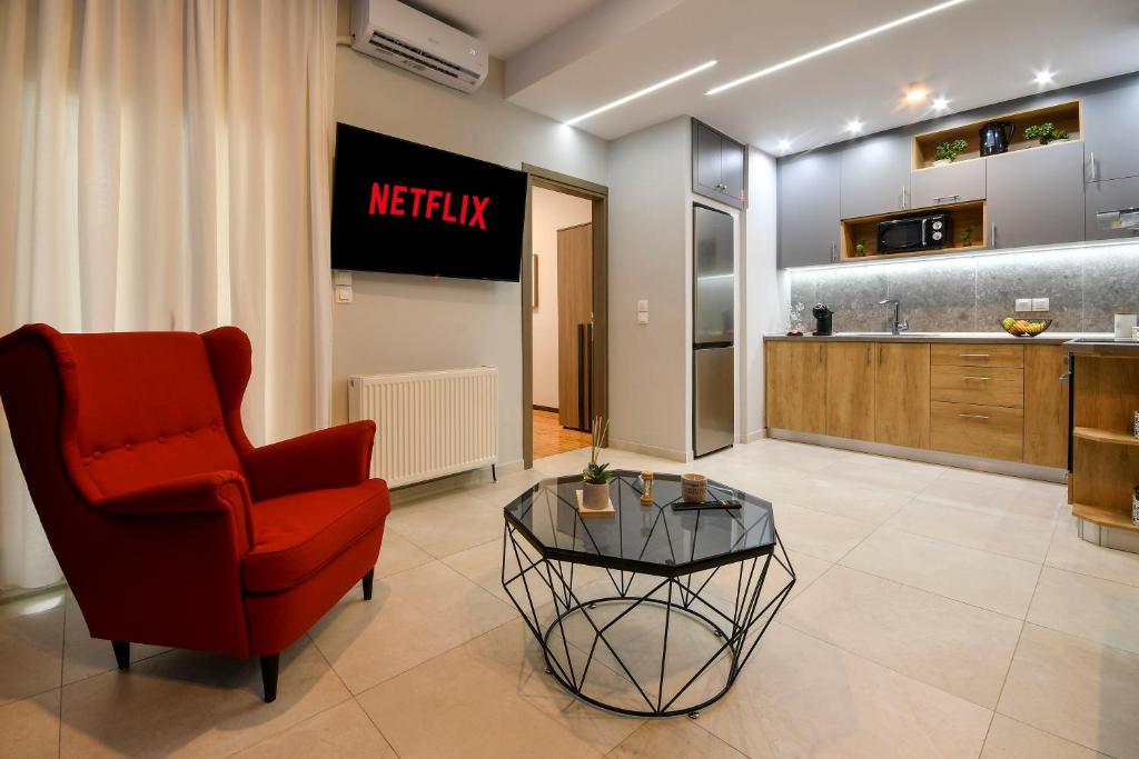 Televízia a/alebo spoločenská miestnosť v ubytovaní Thessaloniki Center Luxury Apartment