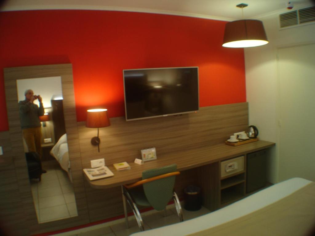 TV a/nebo společenská místnost v ubytování Logis Hôtel & Restaurant Le Fleurance