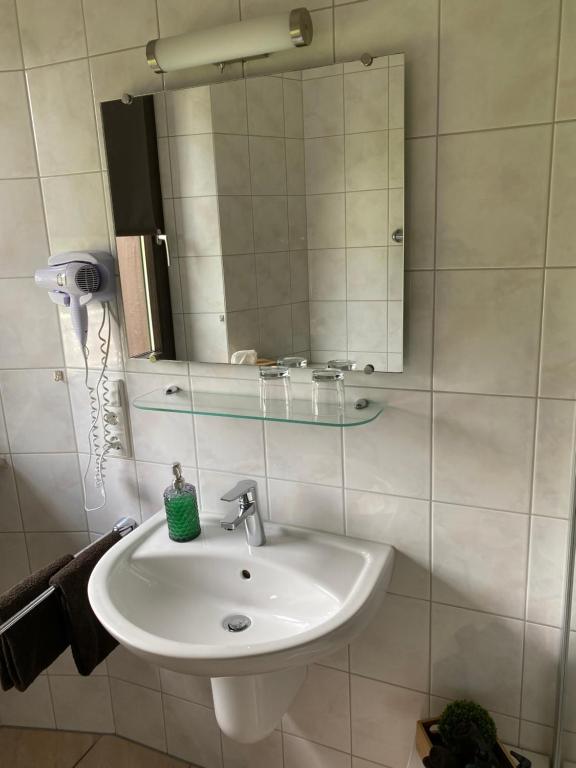 Koupelna v ubytování Bachmeier's Gasthaus Traube Niederfell