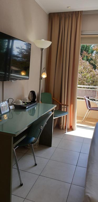 TV a/nebo společenská místnost v ubytování Logis Hôtel & Restaurant Le Fleurance