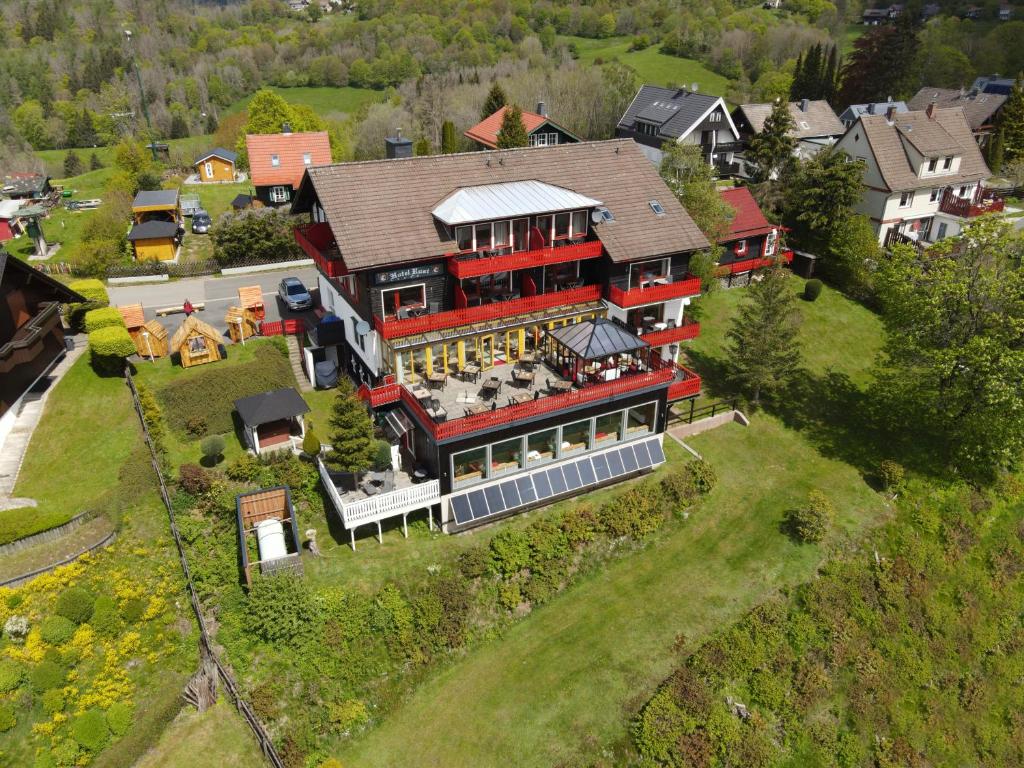 uma vista aérea de uma casa grande em Harmonie Hotel Rust em Hohegeiß