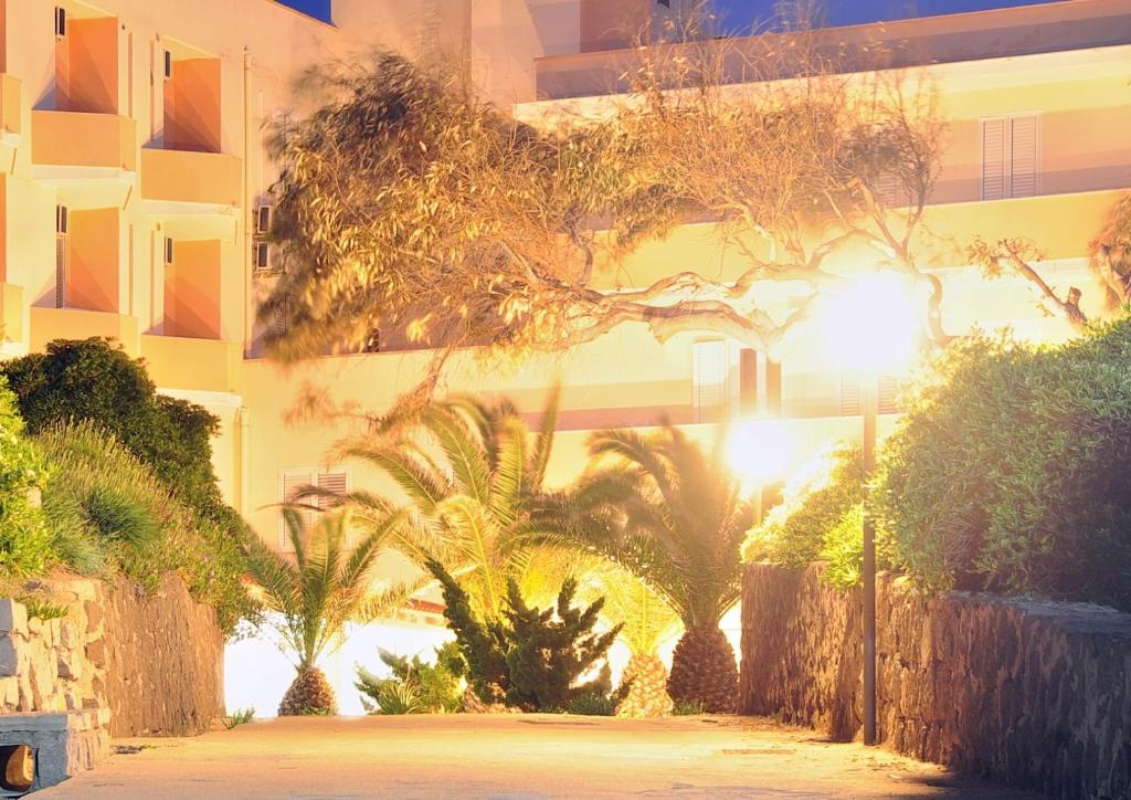 Ogród w obiekcie Hotel Castelsardo Domus Beach
