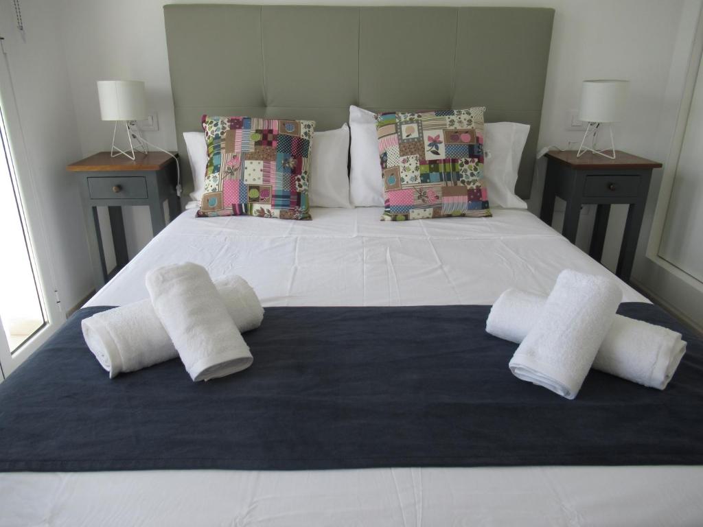 A bed or beds in a room at La Rosita Sun Apartments, by Comfortable Luxury
