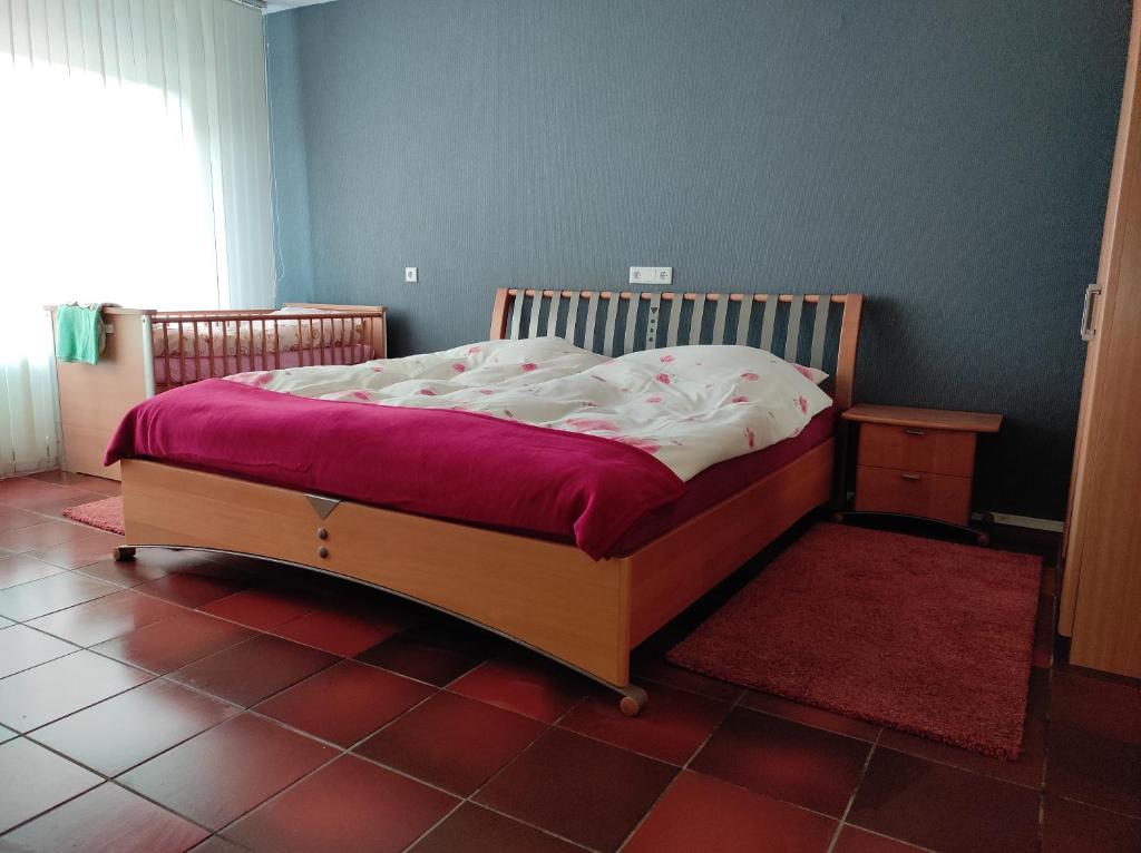 Postel nebo postele na pokoji v ubytování Ferienwohnung Rhede No 1 im EG
