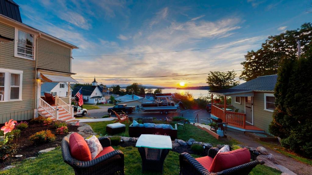 un patio con sofás y una mesa en el patio en The Lakeview Inn & Cottages, en Weirs Beach