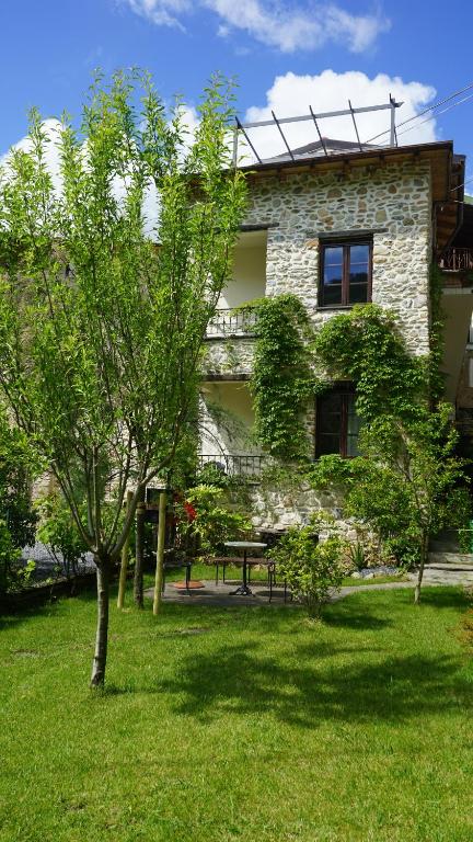 a building with a picnic table in a yard at La libellula rossa in Erli