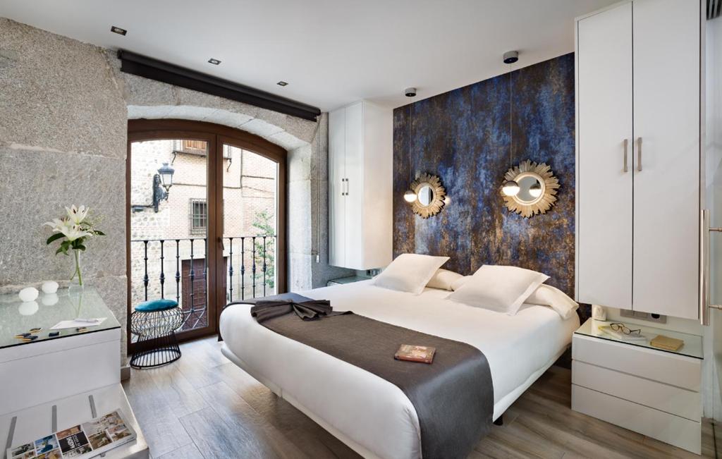 1 dormitorio con cama grande y ventana grande en Francisco I Boutique, en Madrid