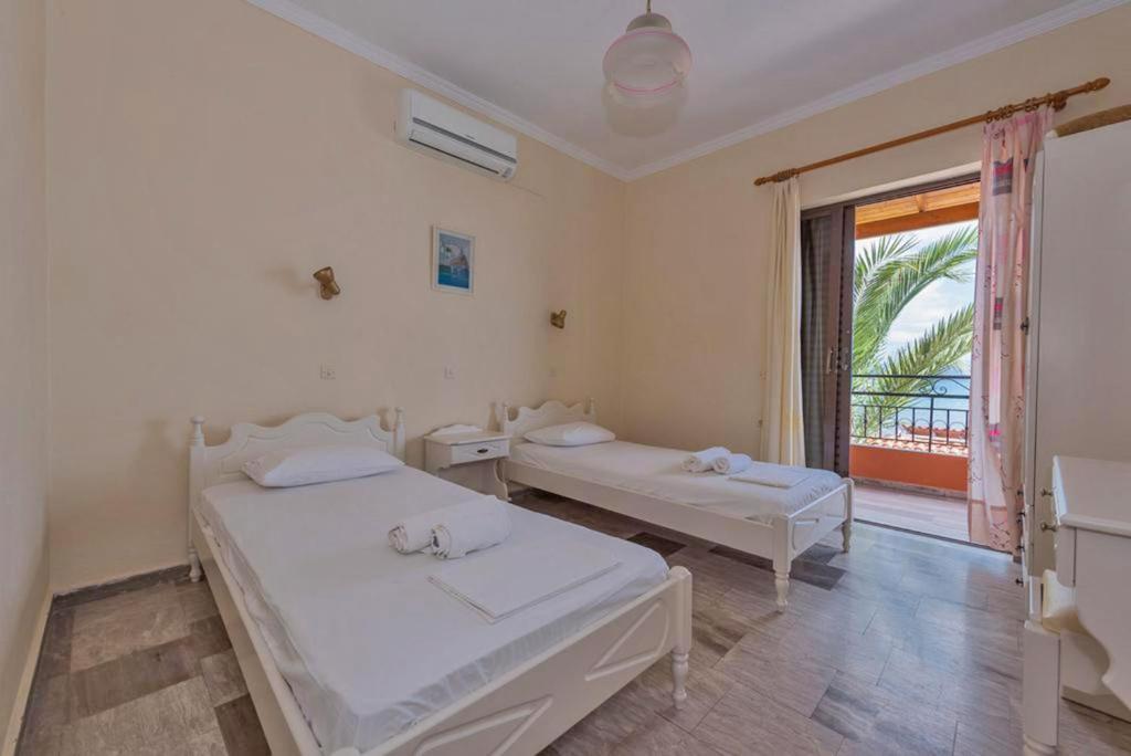 Imagen de la galería de Seafront Apartments, en Kavos